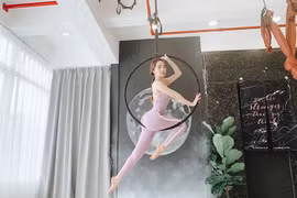 'Cá sấu chúa' Quỳnh Nga nóng bỏng với yoga bay