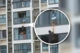 Nghẹt thở giải cứu cậu bé mắc kẹt ở ban công tầng 14