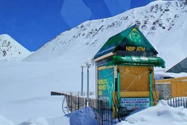 Máy ATM cao nhất thế giới nằm trên đỉnh núi gần 4.700m