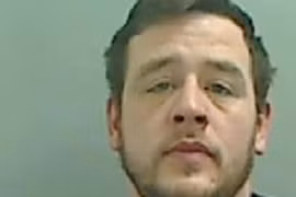 Người phụ nữ mặc đồ lót chạy trốn vì chồng sắp cưới bạo hành