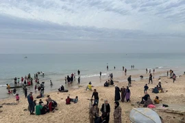 Người dân Gaza tranh thủ thư giãn trên bãi biển giữa lúc ngừng bắn