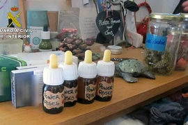 Cặp vợ chồng Anh bị bắt vì bán nước ếch gây ảo giác 