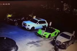 Uống rượu say, nam thanh niên phá hoại siêu xe tiền tỷ