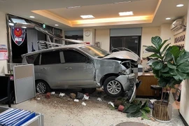 Tài xế say xỉn lái xe đâm đồn cảnh sát, suýt gây án mạng