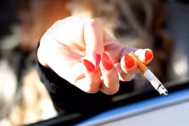 Người phụ nữ bị phạt 42 triệu vì vứt điếu thuốc xuống đường