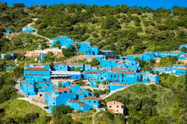 Ngôi làng “Xì Trum” ở Tây Ban Nha xanh ngắt cả trời