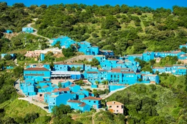 Ngôi làng “Xì Trum” ở Tây Ban Nha xanh ngắt cả trời