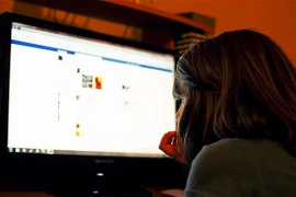 Phụ huynh tá hỏa phát hiện ảnh nhạy cảm trong máy tính của con gái, phải làm sao?