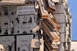 Hàng chục chiếc quan tài treo lơ lửng vì tòa nhà bị sập