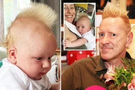 Cậu bé sơ sinh “nổi như cồn” nhờ mái tóc dựng đứng có 1-0-2