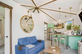 Chàng trai mua đảo riêng, dựng nhà để sinh sống 