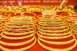 Giá vàng hôm nay 13/3: Bất ổn tài chính, giá tăng lên mức 1.900 USD/ounce