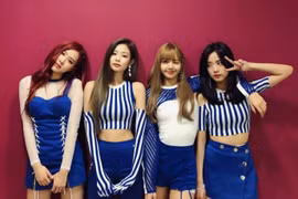 Thời trang biểu diễn gợi cảm quyến rũ của nhóm Black Pink