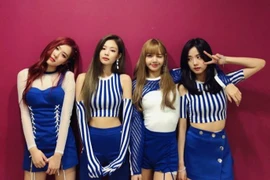 Thời trang biểu diễn gợi cảm quyến rũ của nhóm Black Pink