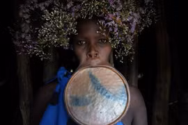 Kỳ lạ tục lệ đeo đĩa vào môi của bộ tộc ở Ethiopia