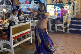 Thuê vũ công sexy múa bụng, nhà hàng hứng chỉ trích