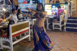 Thuê vũ công sexy múa bụng, nhà hàng hứng chỉ trích