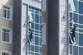 “Người hùng” cứu bé gái 3 tuổi lơ lửng ở cửa sổ tầng 8