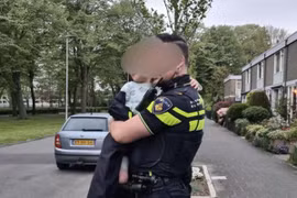 Cậu bé 4 tuổi gây sốc khi trộm lái xe của mẹ đi chơi