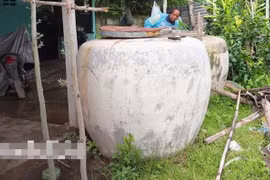 Thấy chum nước có màu đỏ lạ, người dân phát hiện vụ án mạng