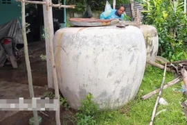 Thấy chum nước có màu đỏ lạ, người dân phát hiện vụ án mạng