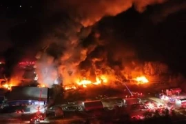 Đoàn tàu hỏa trật bánh gây đám cháy lớn dữ dội tại Mỹ