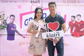 Soi trang phục thường ngày sang chảnh của vợ cầu thủ Duy Mạnh 