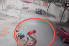 Nể phục người đàn ông giải cứu bé trai bị chó Pitbull cắn