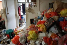Căn hộ rác “chất như núi” sau 2 tháng không ra khỏi nhà