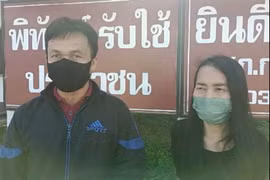 Dừng xe đi vệ sinh, người đàn ông bỏ quên vợ giữa đường