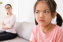 Làm gì khi con gái tuyệt thực vì không được mua điện thoại 30 triệu?