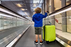 Lên nhầm chuyến bay, bé 6 tuổi đến nơi cách nhà bà 270km