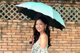 Nữ diễn viên Hạ Anh ăn mặc gợi cảm thiên hạ khó rời mắt