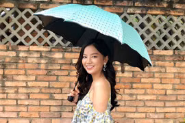 Nữ diễn viên Hạ Anh ăn mặc gợi cảm thiên hạ khó rời mắt