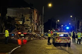 Sống sót thần kỳ sau khi đâm xe BMW đổ sập tòa nhà