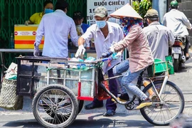 Người bán vé số, xe ôm được nhận tiền từ gói 62.000 tỷ sau 12 ngày