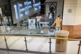 Tên trộm giả ma-nơ-canh trong trung tâm thương mại để ăn cắp đồ