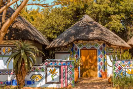 Bộ tộc ở Nam Phi nổi tiếng nhờ tài năng vẽ tường nhà