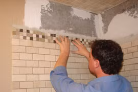 Dỡ tường nhà vệ sinh, choáng với những thứ cất giấu phía sau