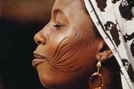 Rùng mình hủ tục rạch mặt đáng sợ của bộ tộc ở Nigeria