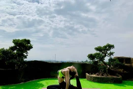 Bí quyết giữ eo thon của “thôn nữ 10 năm chăn trâu” Hương Ly