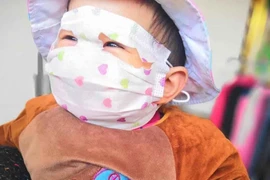 Những kiểu đeo khẩu trang ngộ nghĩnh, đáng yêu của trẻ nhỏ