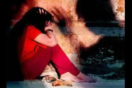 Muốn sinh con trai, chồng ép vợ tắm khỏa thân nơi công cộng