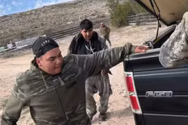 Nhóm buôn người Mỹ bị cảnh sát bắt vì lên mạng “khoe chiến tích“