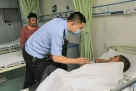 Giúp ông lão trên đường, nữ cảnh sát bất ngờ bị tống tiền