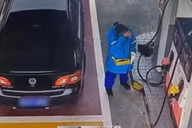 Nữ nhân viên cây xăng bật khóc vì hành động của tài xế Mercedes