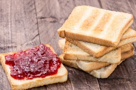 Mối nguy hại đáng sợ nếu thường xuyên ăn sáng bằng bánh mỳ