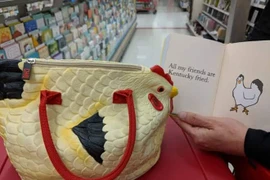Vì sao túi xách hình con gà gây sốt giới trẻ?