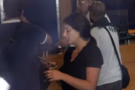 Người phụ nữ cầm súng nhựa vào ngân hàng đòi rút tiền của mình