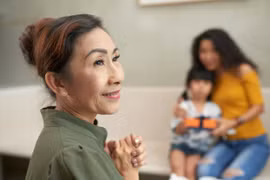 Tháng nào mẹ cũng gọi điện xin tiền, biết lý do tôi choáng váng